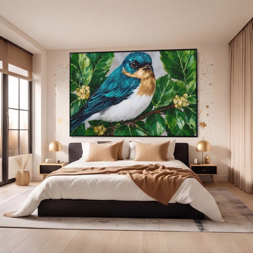 Tablou canvas cu tablou canvas cu pasare albastra printre frunze, in rama de aluminiu negru, pe perete intr-un dormitor